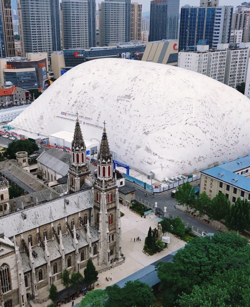建筑项目被包裹在'世界上最大的充气穹顶'中