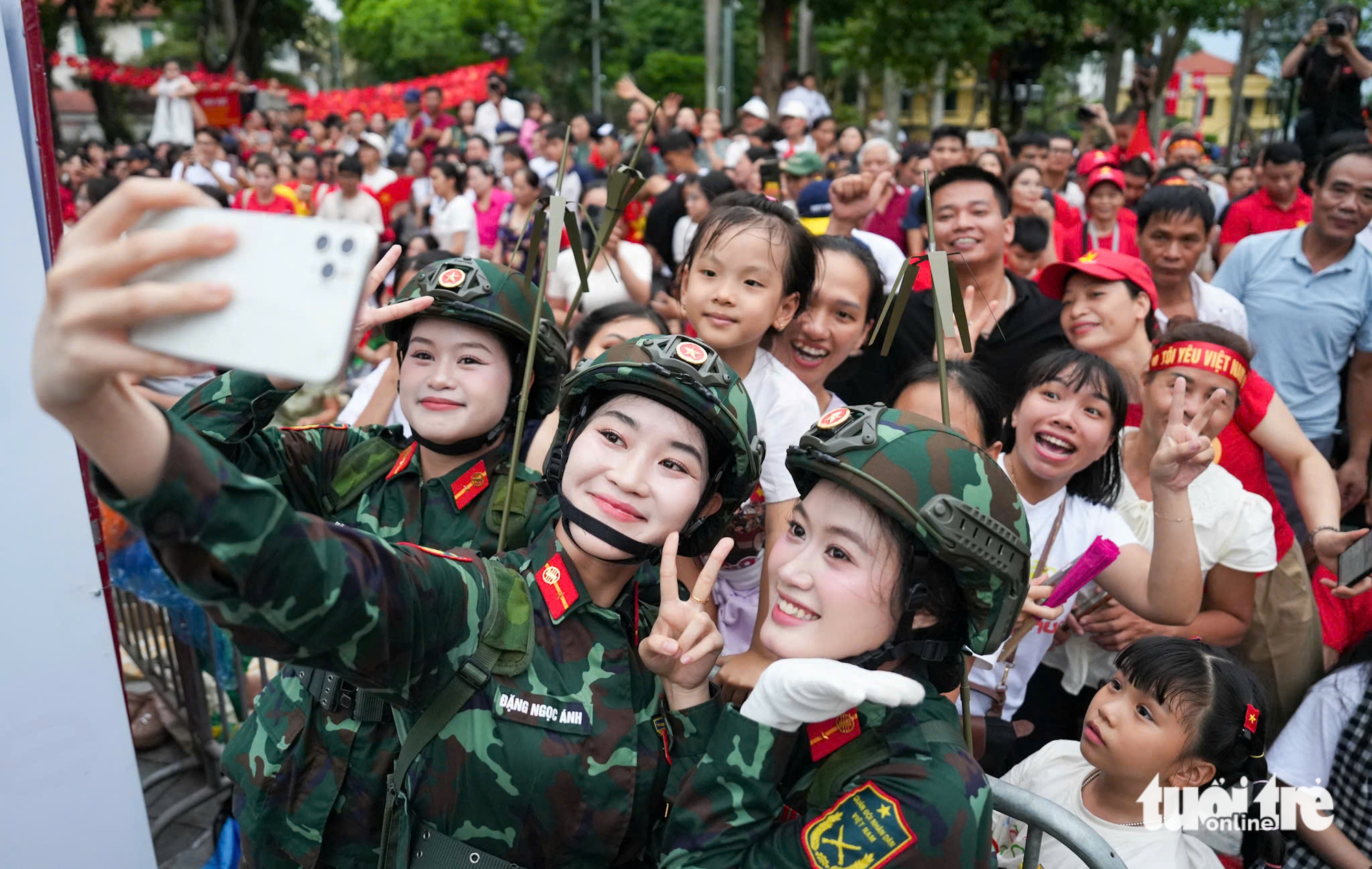 美亭体育场鸣炮，开启阅兵游行合练序幕
