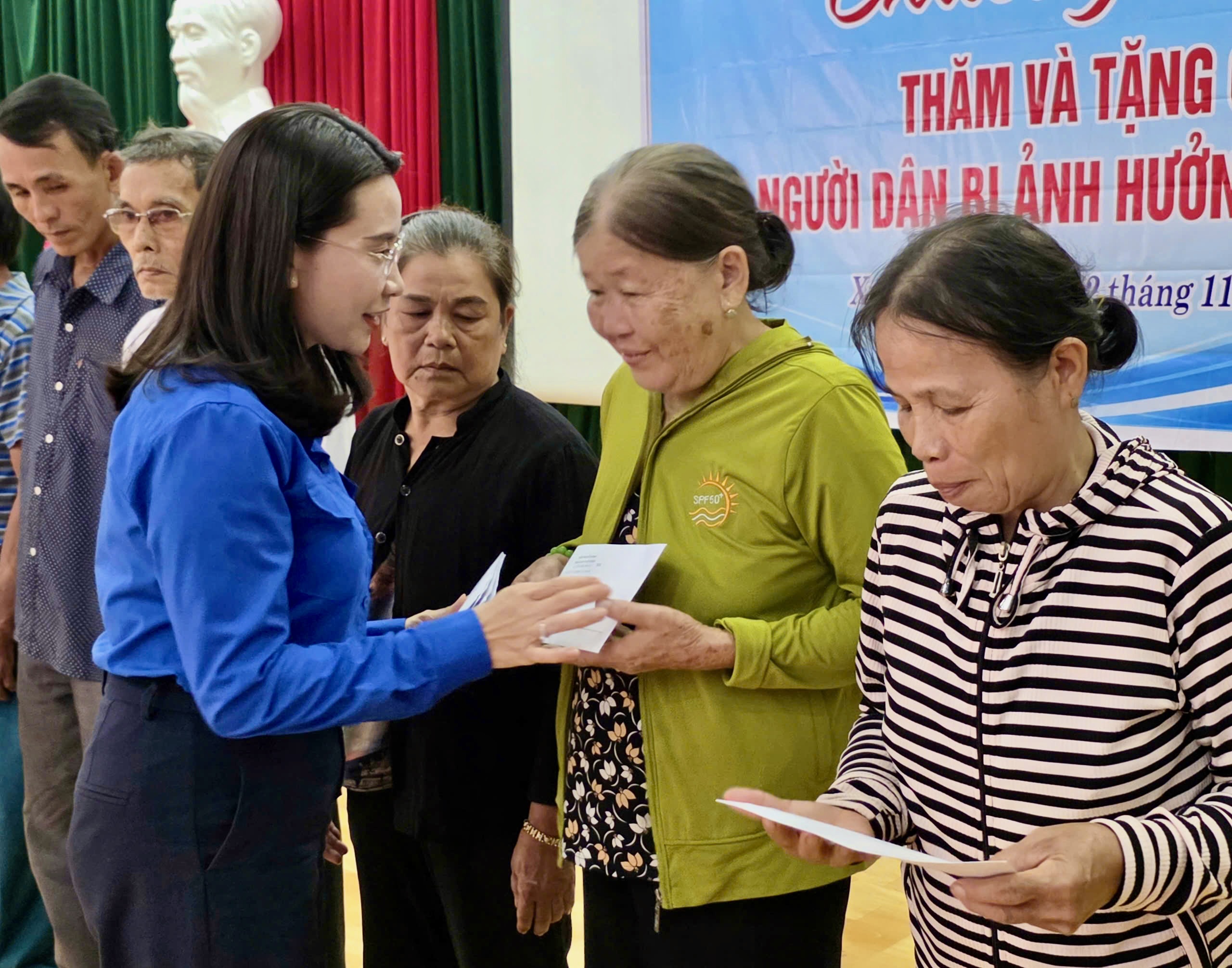 中央青年团慰问并赠送礼物给受洪水影响的达乐省居民
