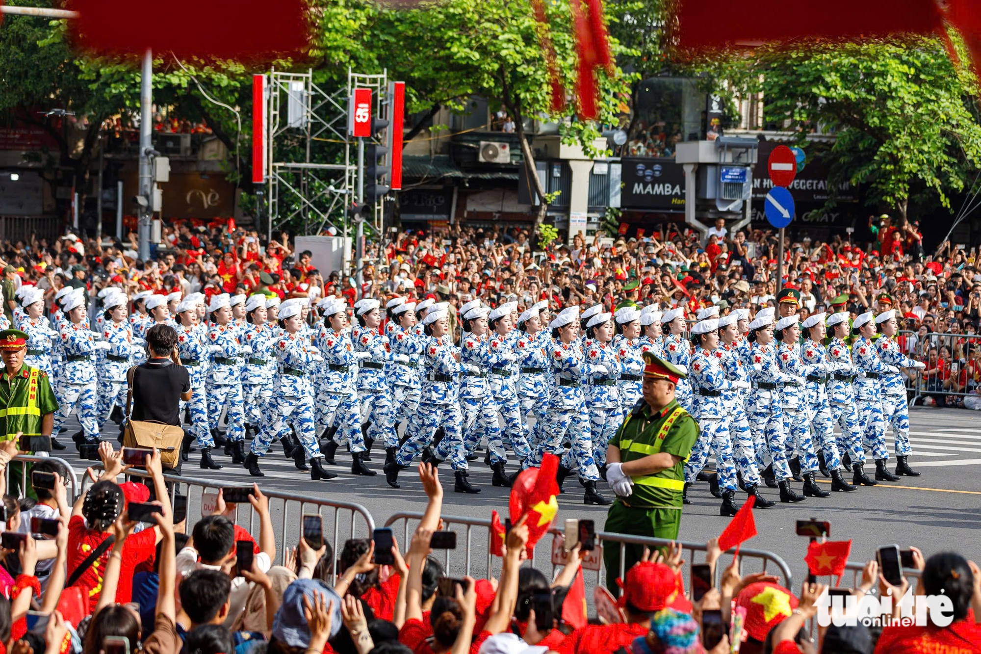 阅兵队伍在人民的欢呼声中行进