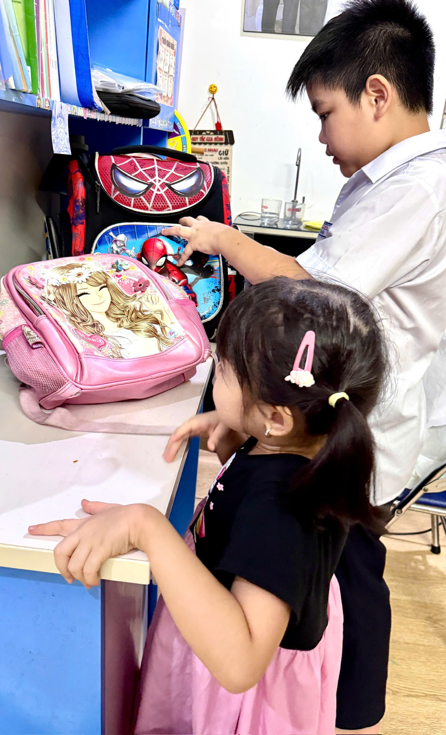 心疼师生，母子收集书本寄给洪水区学生