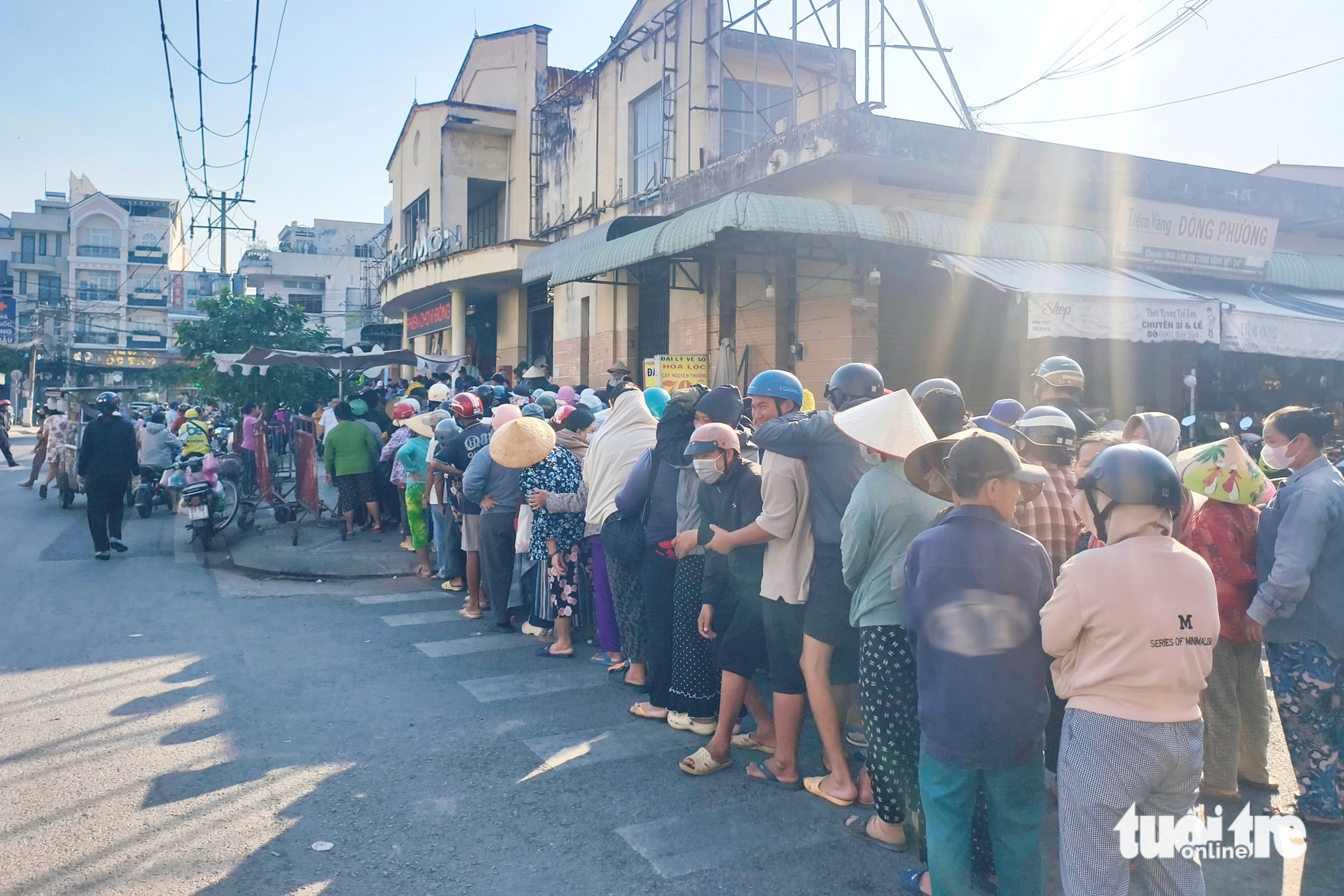 霍门市场前的0盾集市：赠送1300份礼物