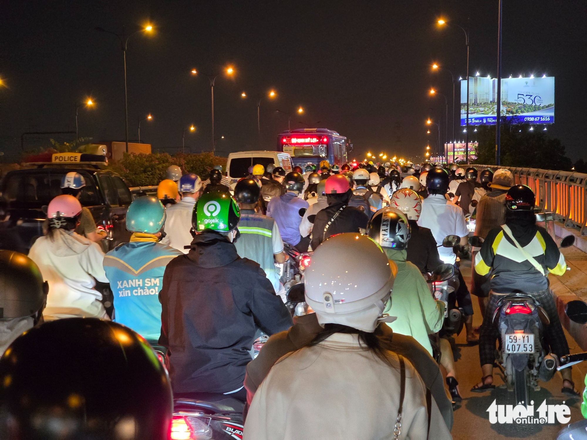 潮汐导致武元甲路下水道水漫路面，数千摩托车缓慢通过积水路段