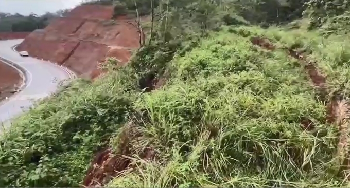 通往芒登旅游区的国道边坡出现长裂缝