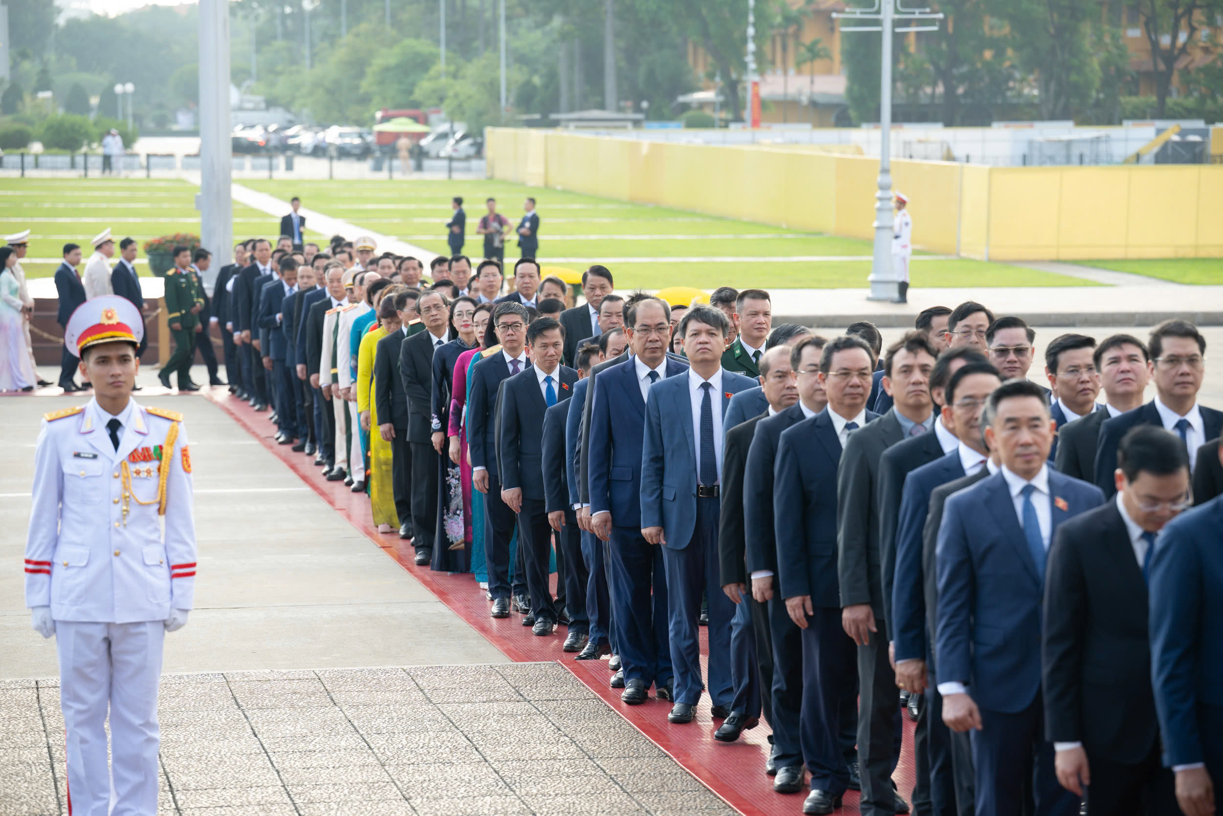 党和国家领导人、国会代表前往胡志明主席陵墓瞻仰