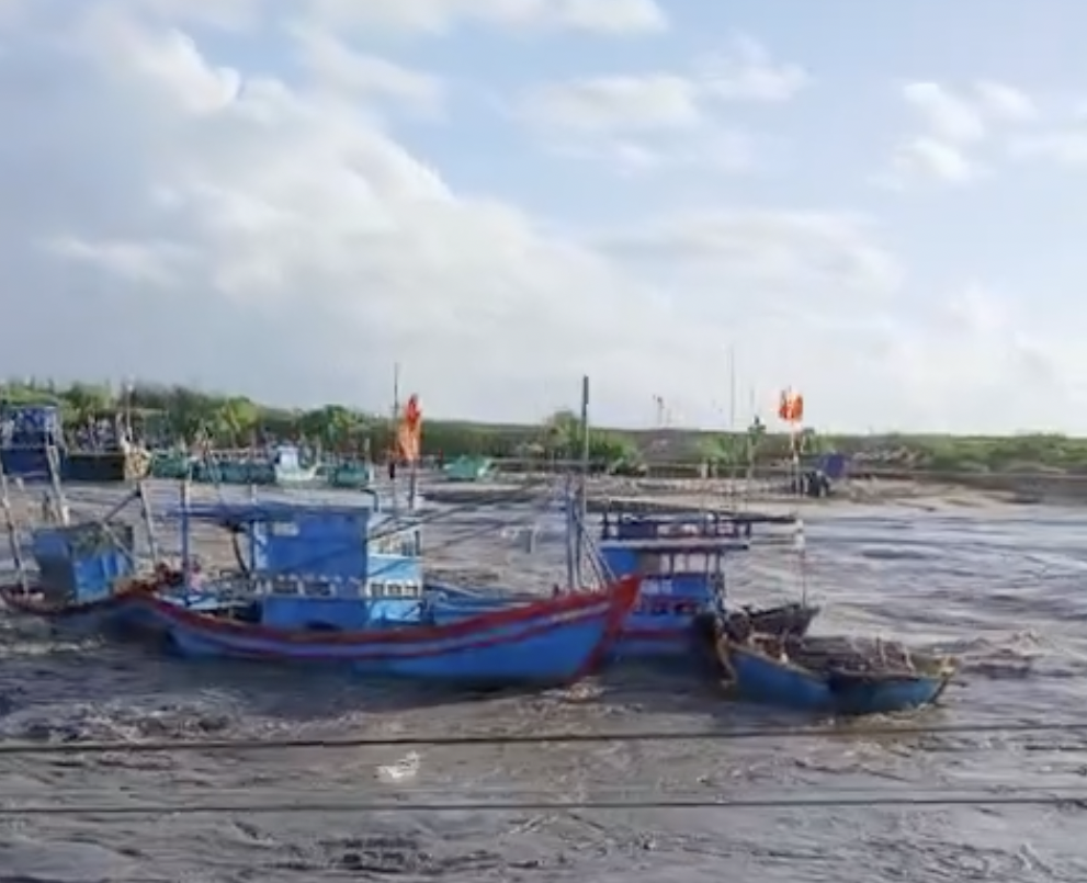 龙河水库泄洪创纪录，淹没海口十余艘渔船