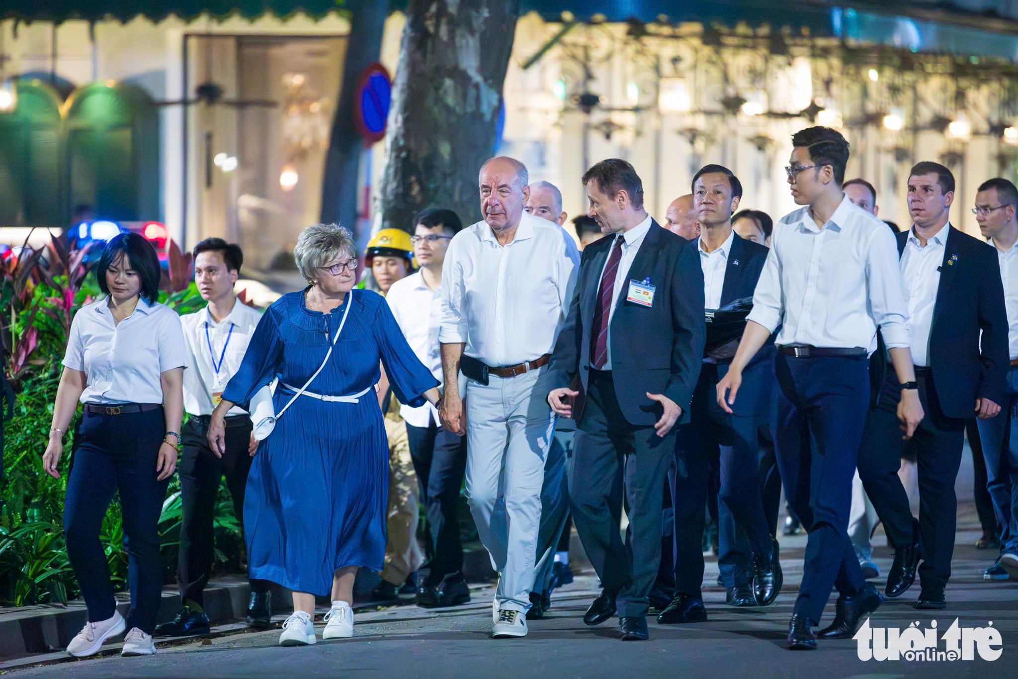 匈牙利总统与夫人手牵手，抵达越南后立即夜游河内街头