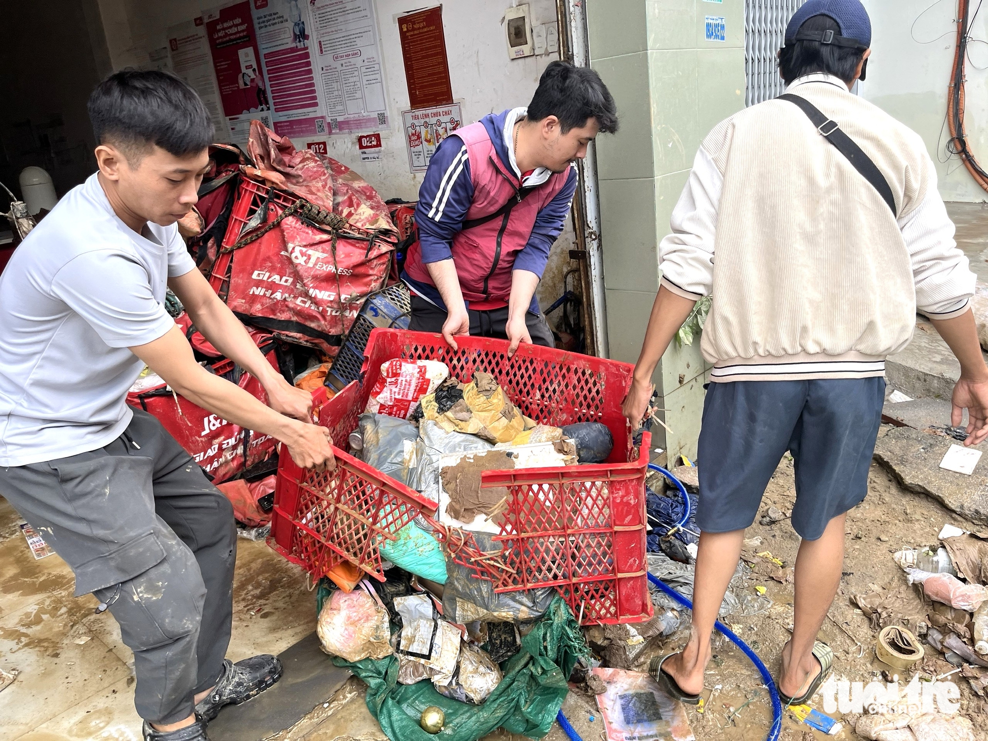 庆和省的学校在历史性洪水后一片狼藉，部队共同参与清理