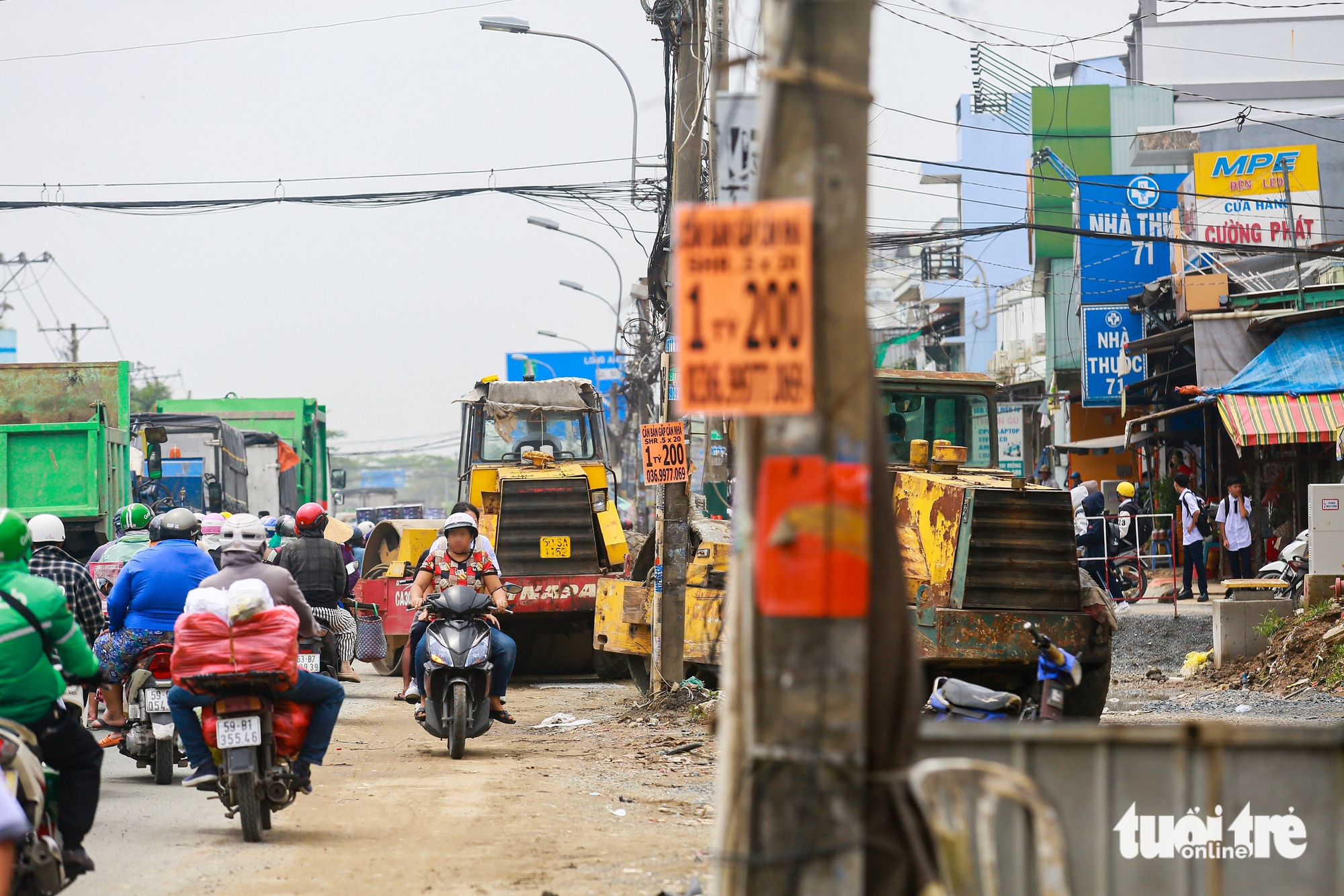 工地围栏包围，市民被挤入道路‘狭窄缝隙’