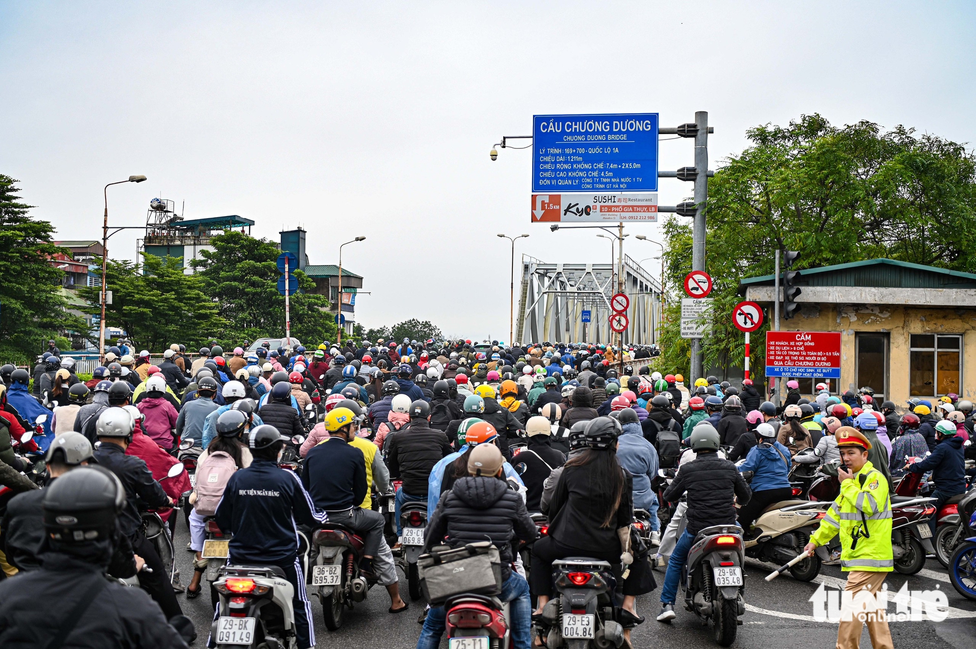 龙边桥单向禁行，河内市民艰难寻找过河方式