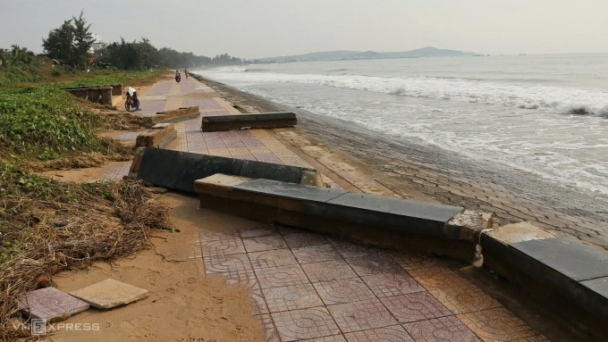 大浪击毁堤坝，潘切和芽庄的桥墩发生滑坡