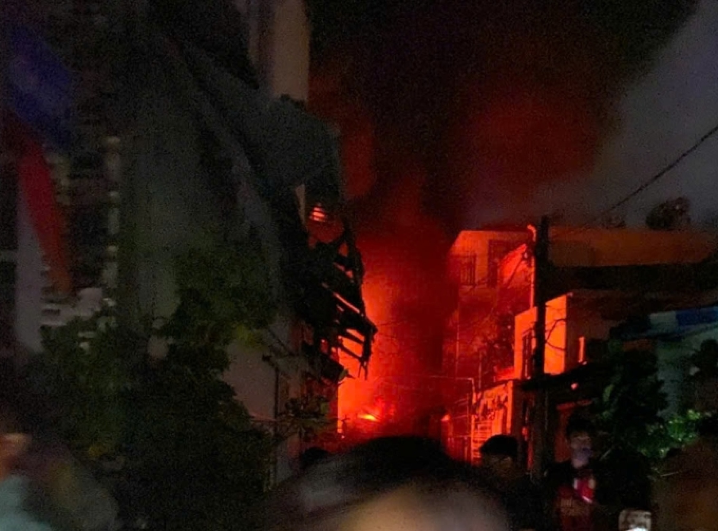 胡志明市居民区仓库发生猛烈火灾