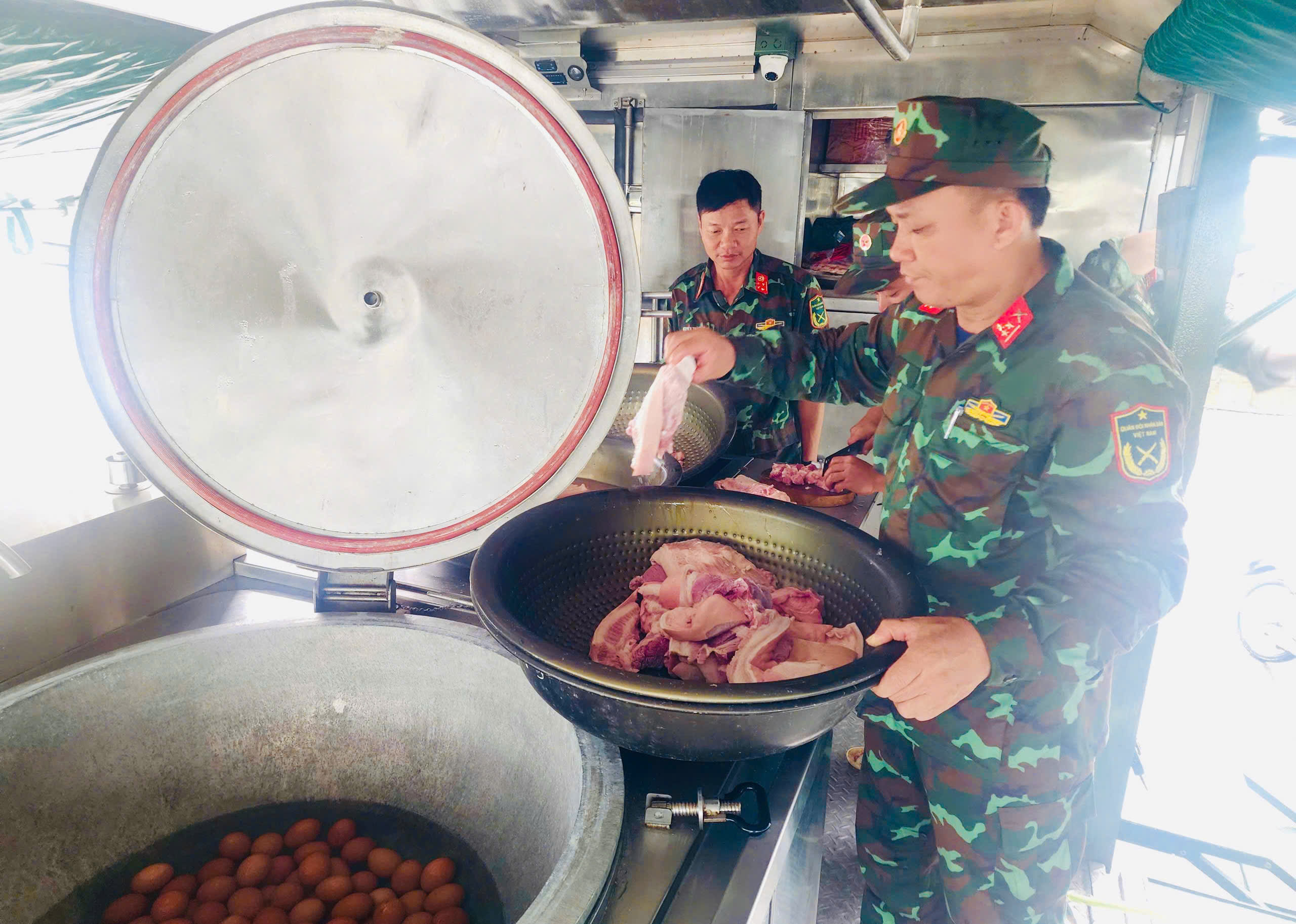 第五军区作战炊事车前往洪水灾区，战士为民众烹饪热饭