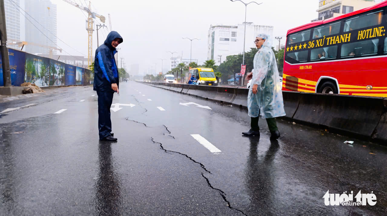 岘港‘死亡之坑’吞噬两辆汽车事件：路面出现多处裂缝