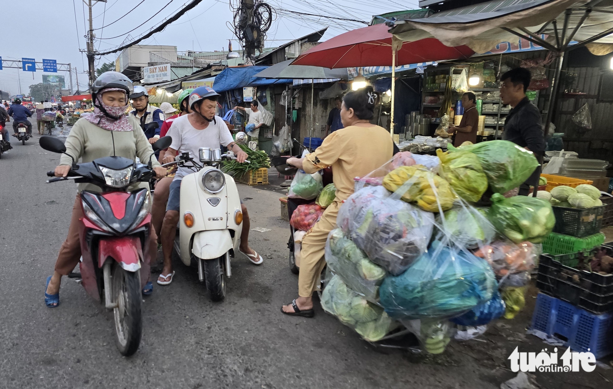 胡志明市摩托车排队逆行，多条道路成为违规者的专用车道