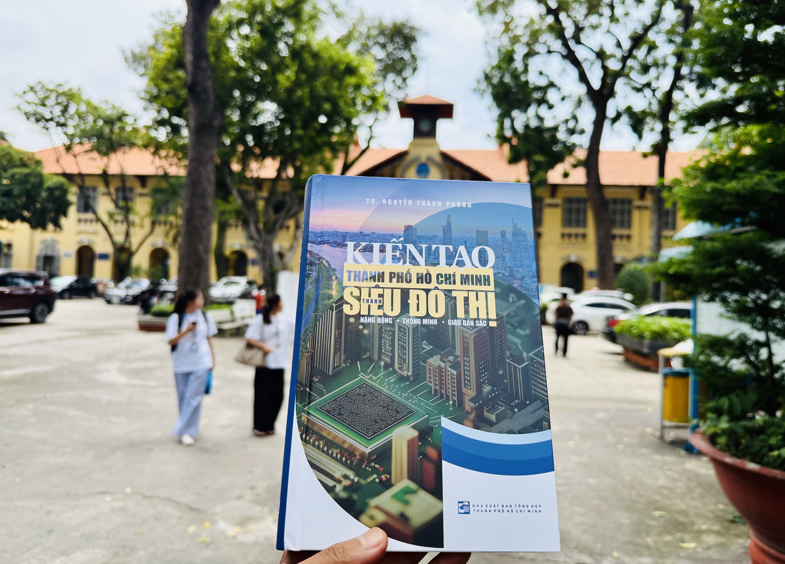 阮成峰撰写关于胡志明市超级都市发展构想的书籍