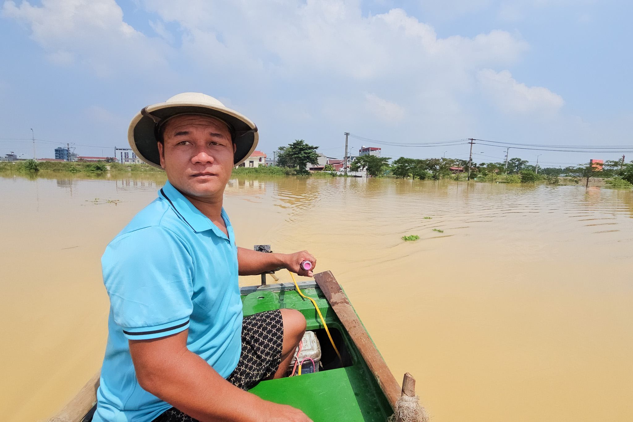 与Cầu河洪水'战斗'四天：有钱也买不到一顿饭
