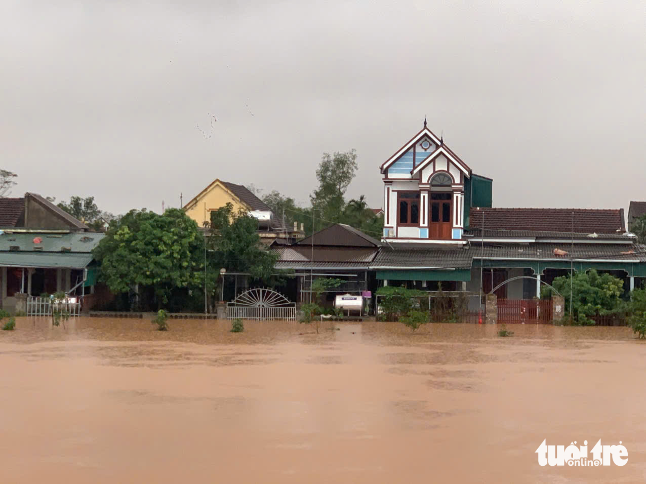 暴雨和洪水导致村庄被孤立，道路淹没在水中