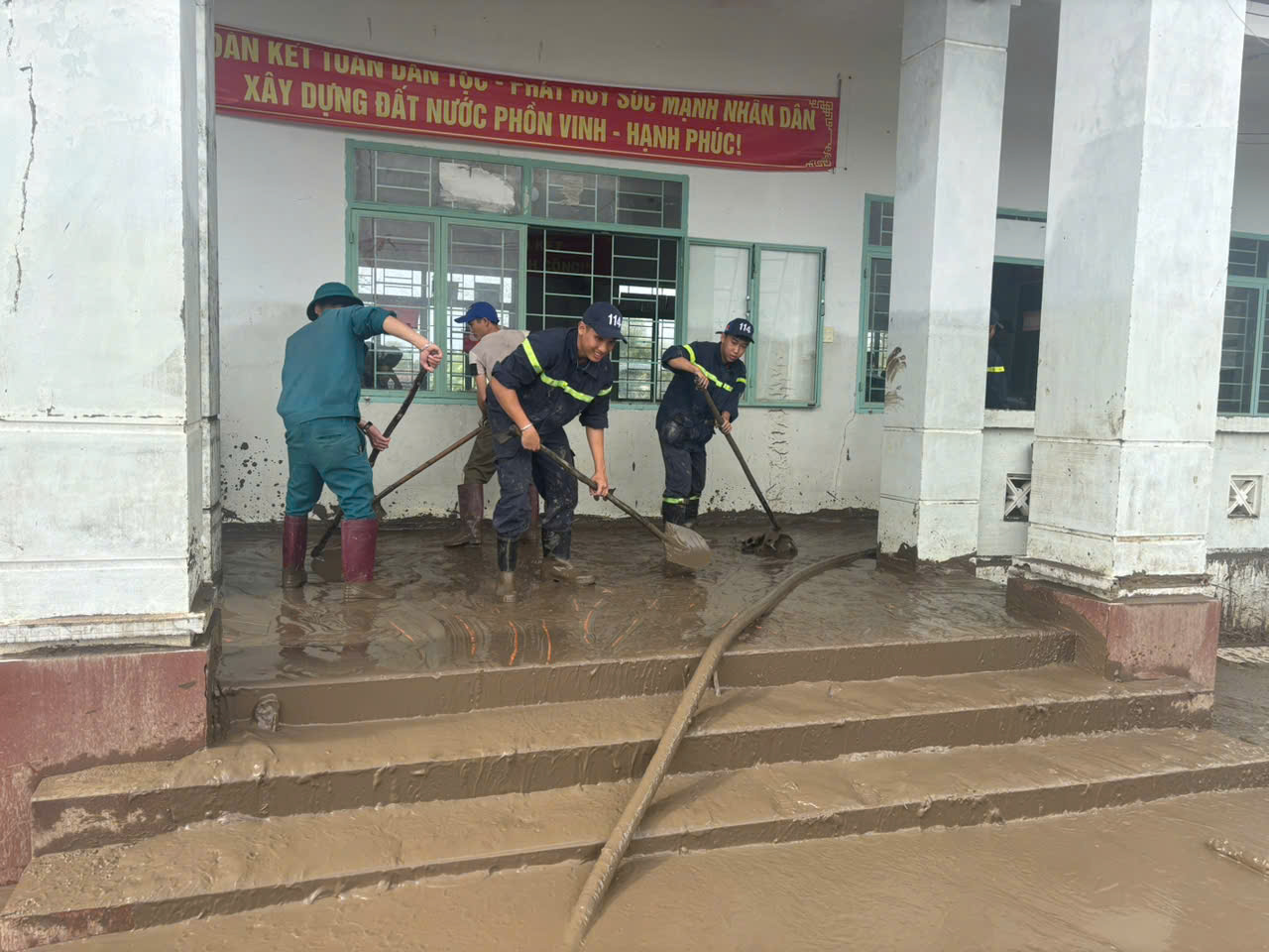 胡志明市消防员前往旧富安省支援洪水后灾民，交付近100吨救援物资