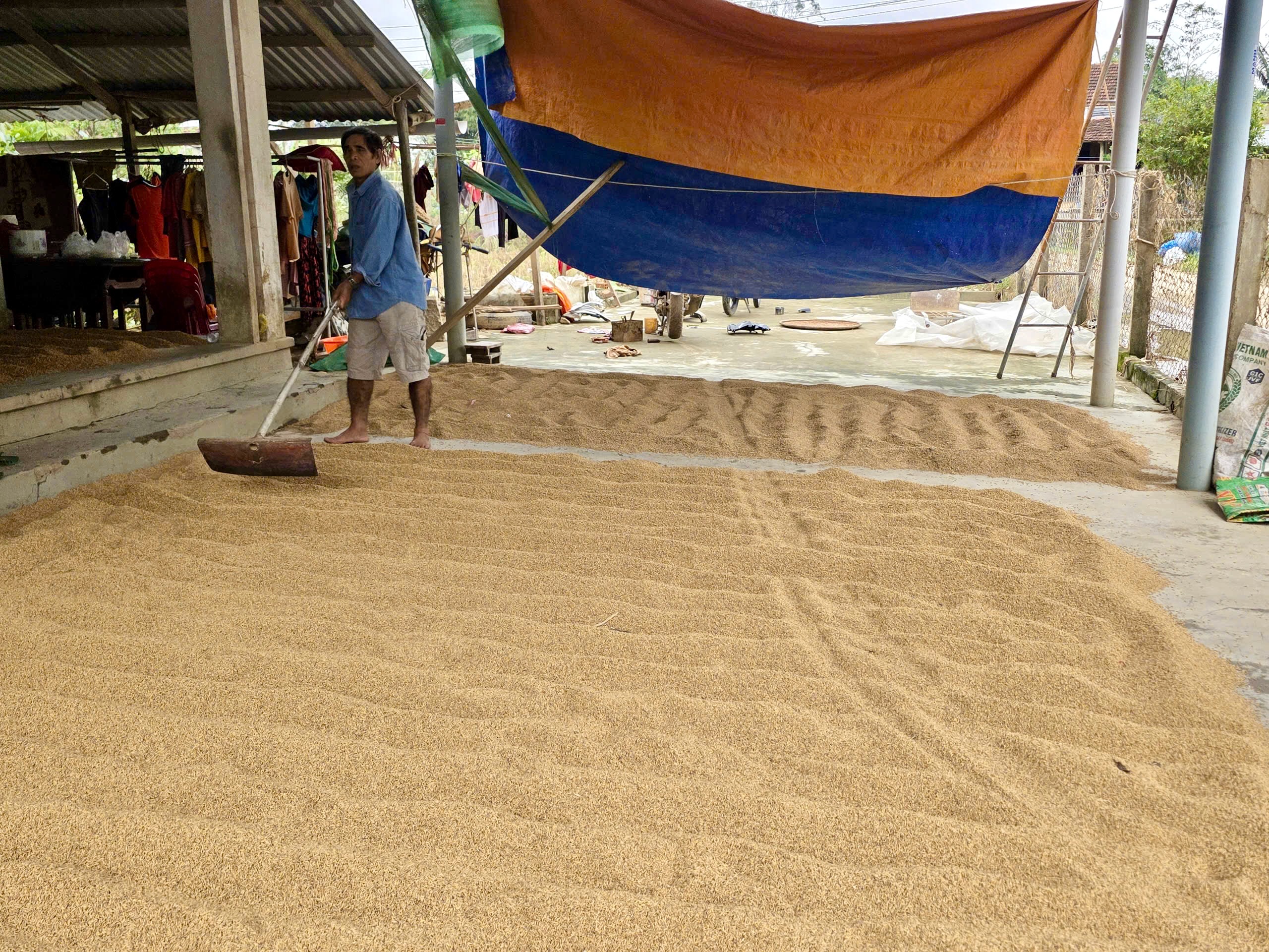 和盛乡洪水灾民新屋倒塌 正忙着修复 又担心台风来临