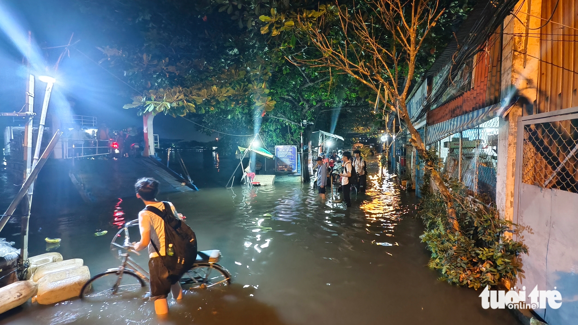 胡志明市潮水高涨，幸好没有下雨