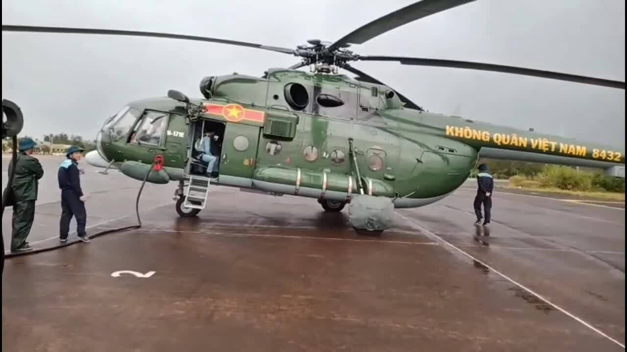 9架直升机向达勒克洪水区运送货物