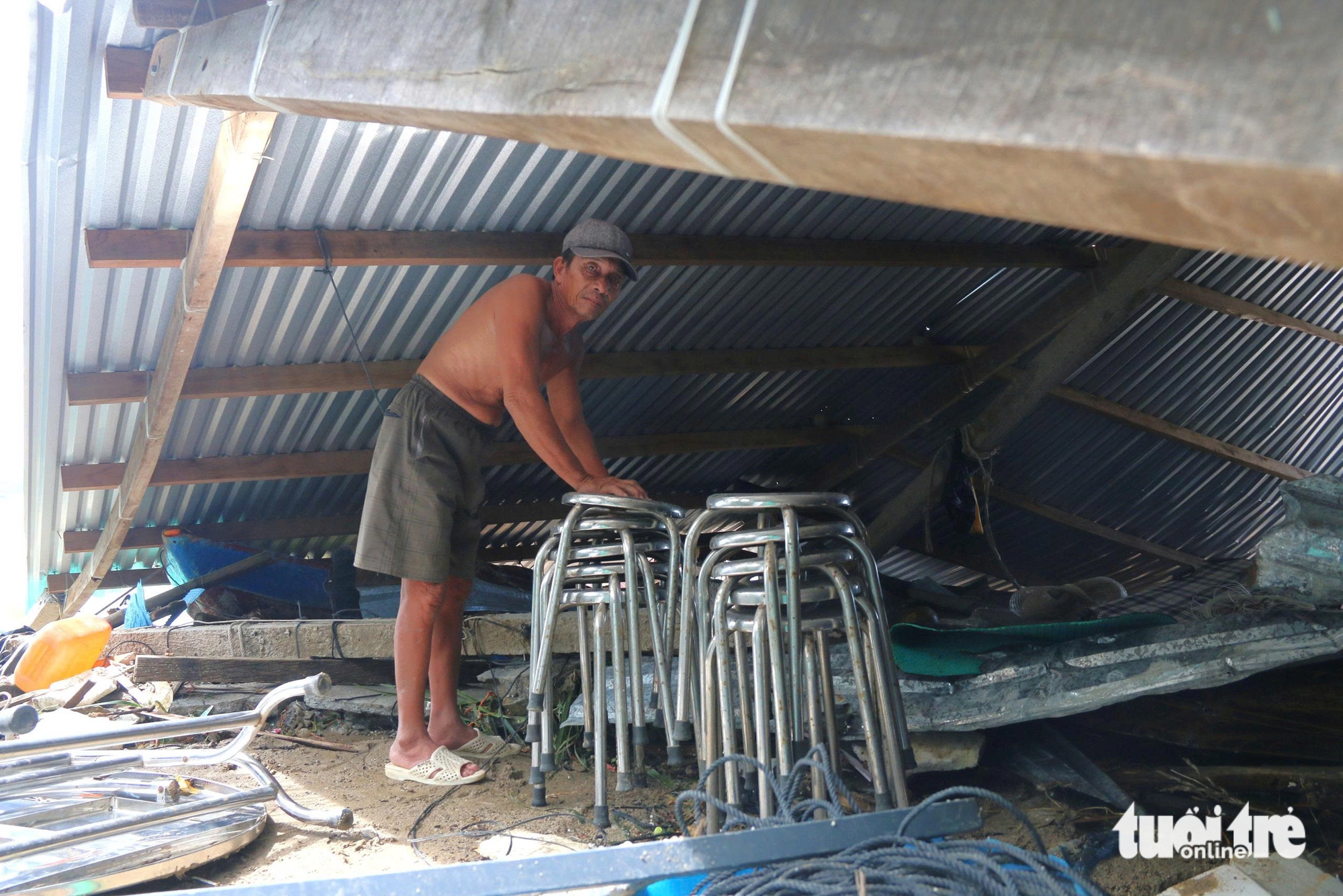 心痛数十艘渔船在台风Kalmaegi后破碎的场景