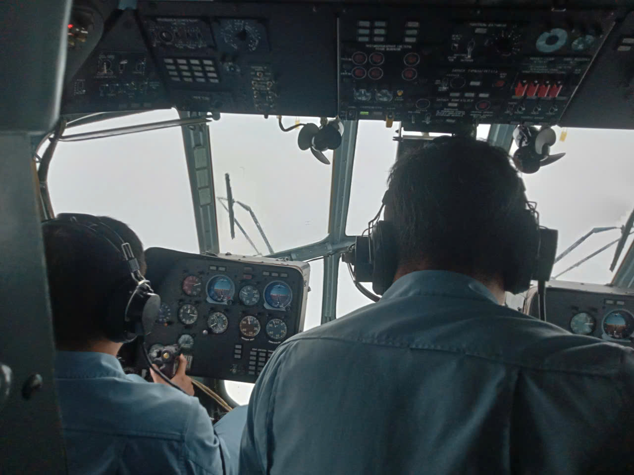 372师直升机飞入洪水隔离区，空投救援物资给民众