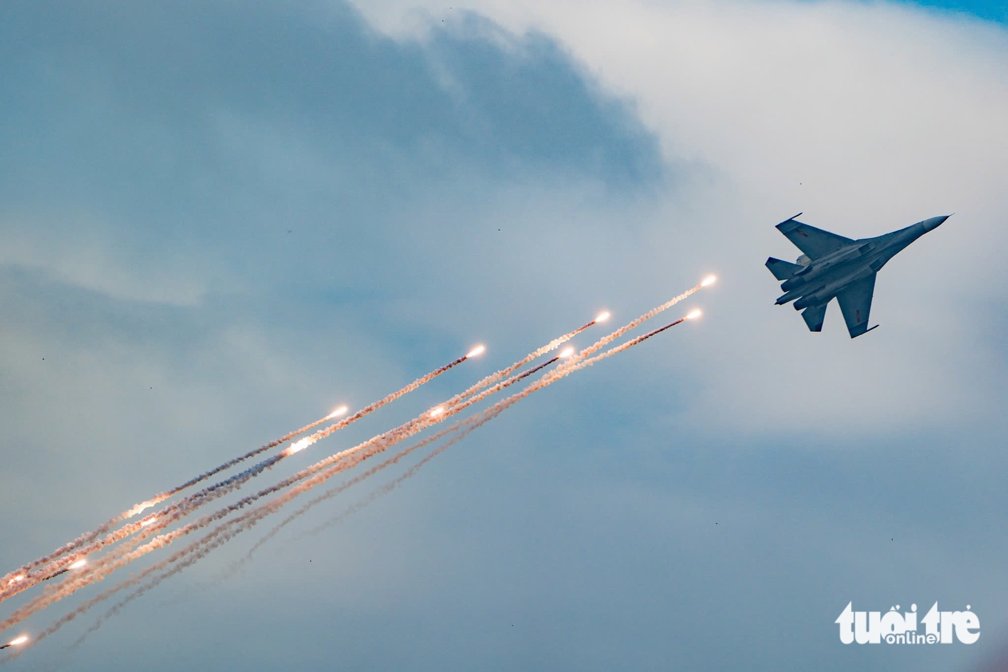 苏-30MK2战斗机投放干扰弹，直升机在首都上空拉旗