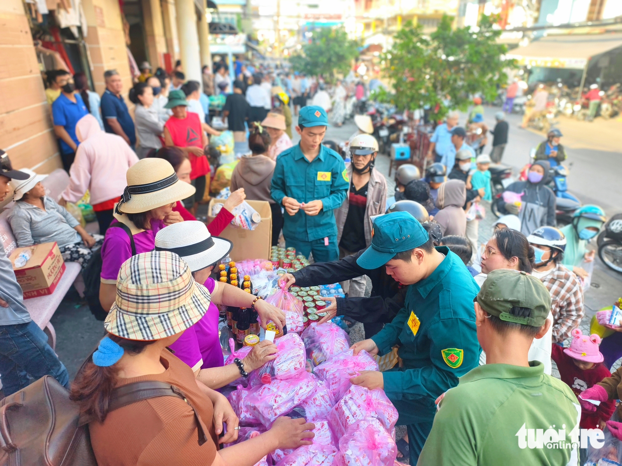 霍门市场前的0盾集市：赠送1300份礼物