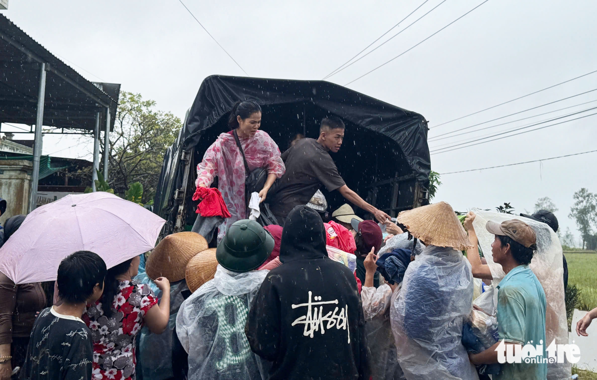 令人心碎的画面，从和盛洪水中心传来的悲痛