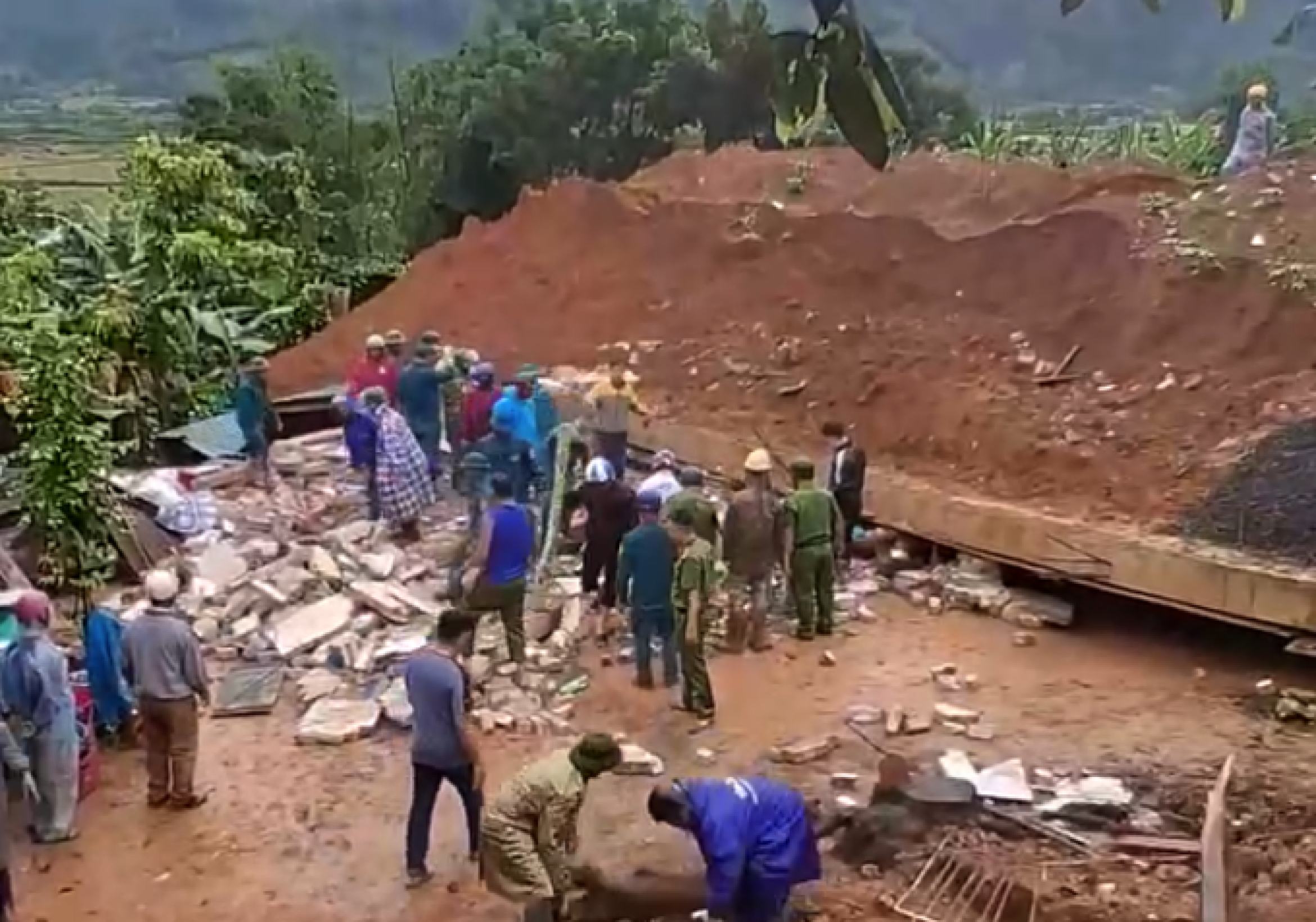 邻居围墙倒塌导致父子死亡