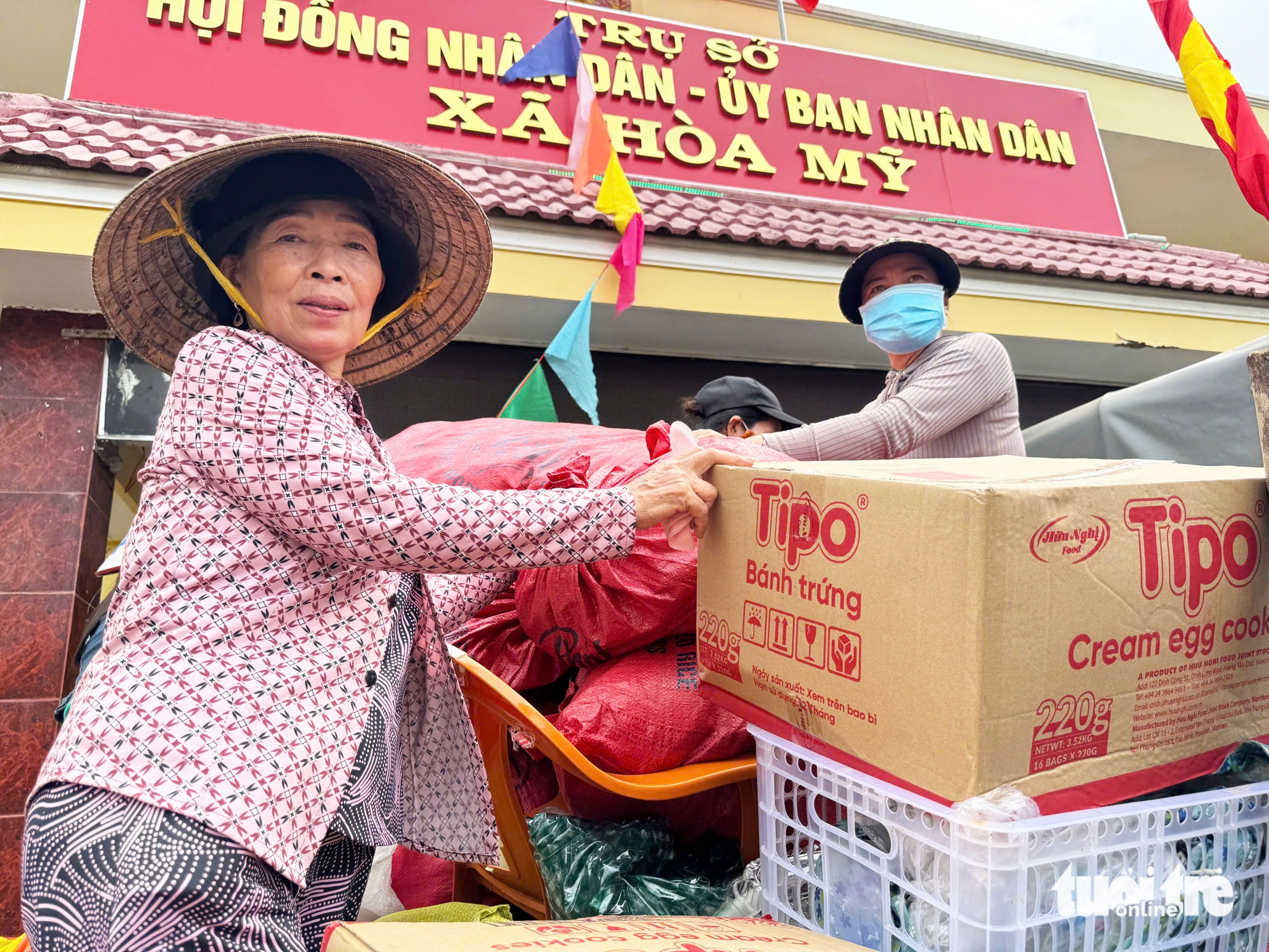 天先生和10名妇女在Hòa Thịnh洪水中心区的拖拉机补给队