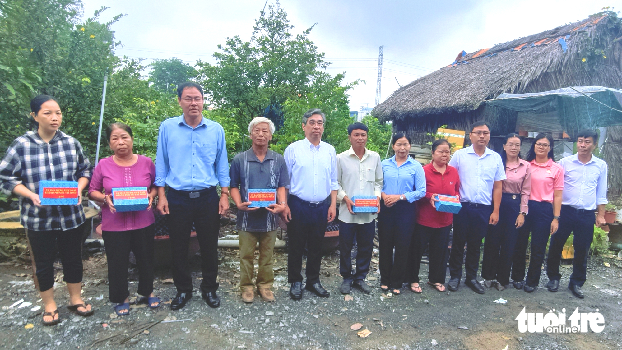 胡志明市市委副书记阮福禄慰问平利村金梅农民