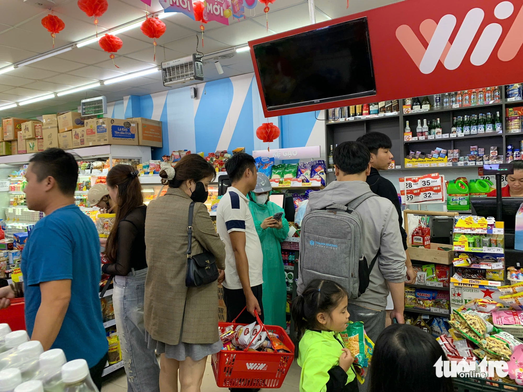 岘港：台风前居民抢购食品囤积，绿叶蔬菜'售罄'