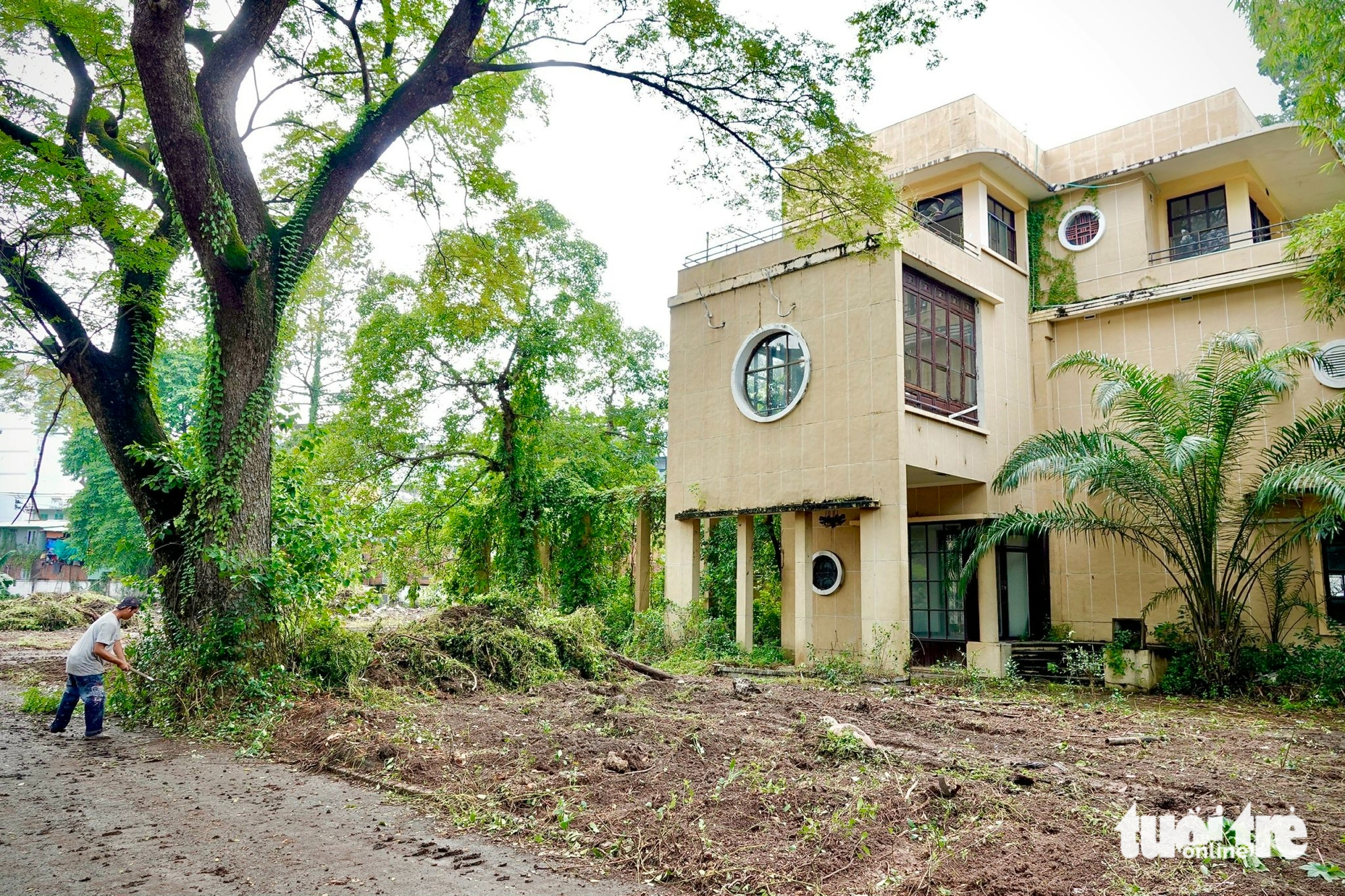 正在清理李太祖1号地块，建设象征团结战胜COVID-19的工程