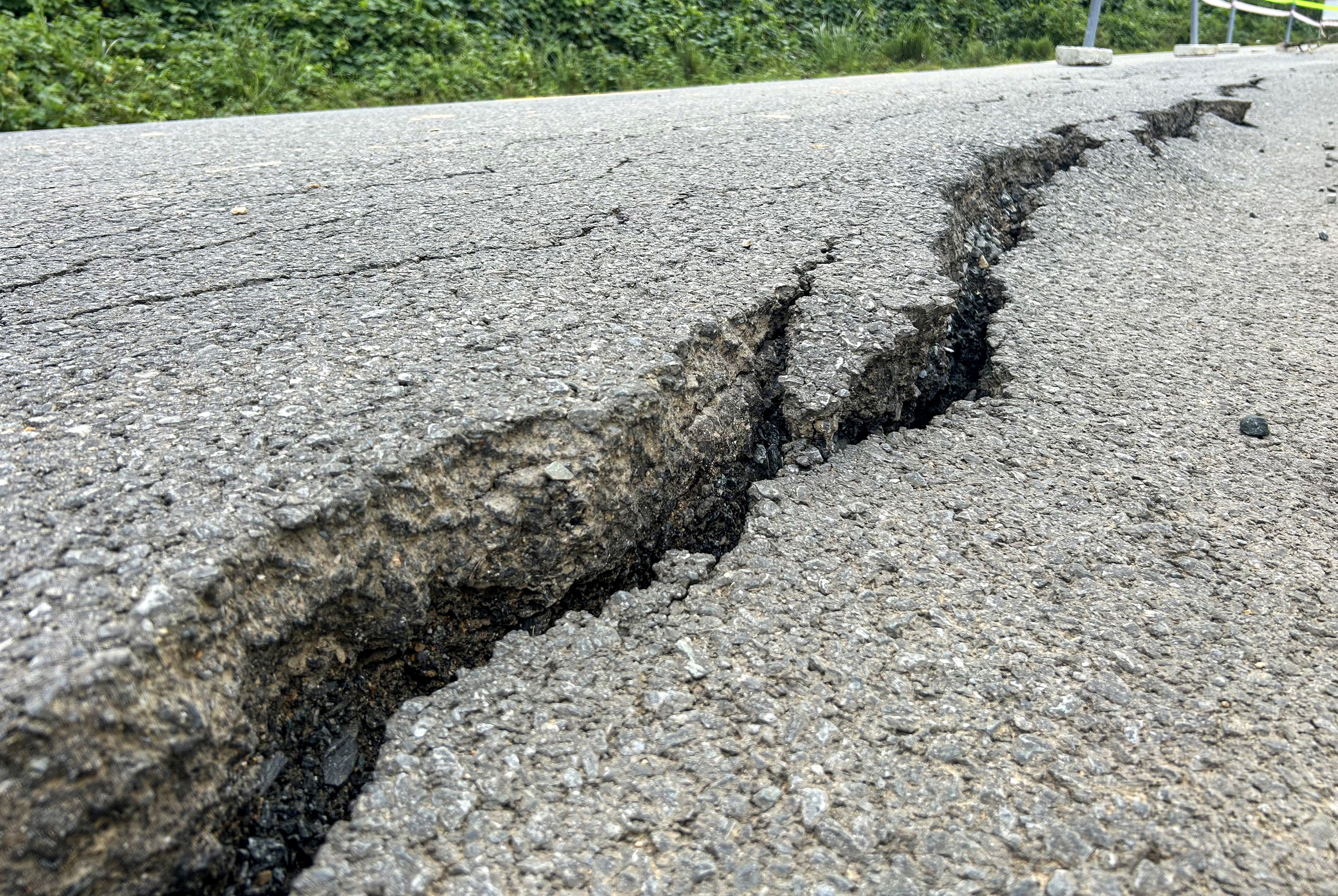 拉山-绥联高速公路下方道路出现大裂缝