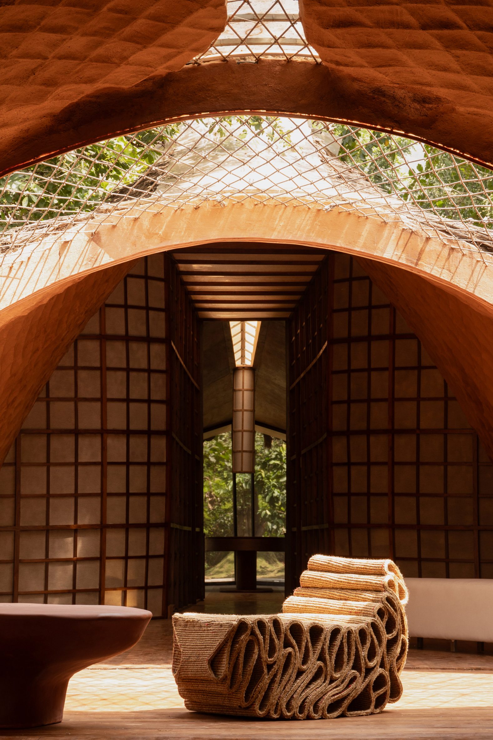 跨越水沟的桥梁房屋，带有奇特泥草制成的'穿山甲鳞片'