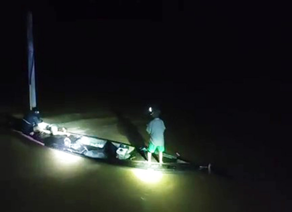 向多名在洪水中救助民众的人员颁发奖状