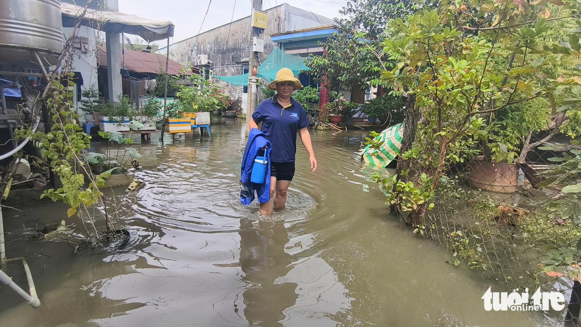 为胡志明市永禄乡居民区调动水泵防洪