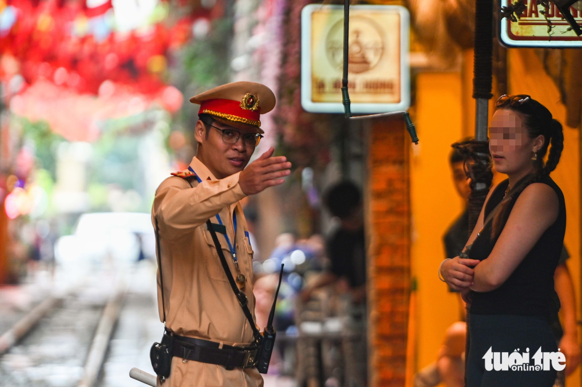 铁路咖啡街现在警察必须驻守