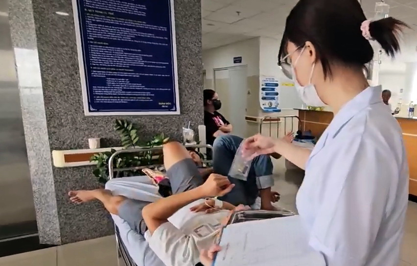 11月9日上午新闻：面包中毒事件中1例重症，1名孕妇有早产风险