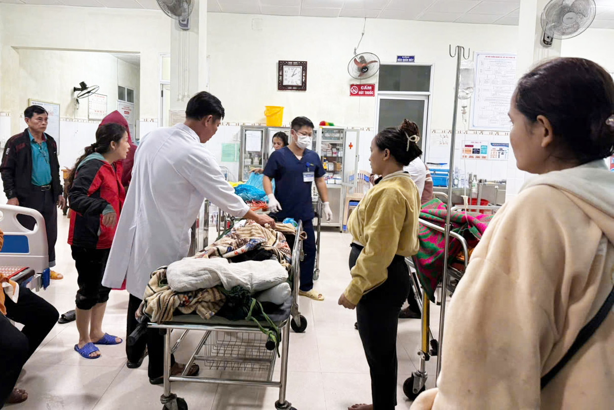 连夜跋涉20公里抬送三名山体滑坡伤员前往急救