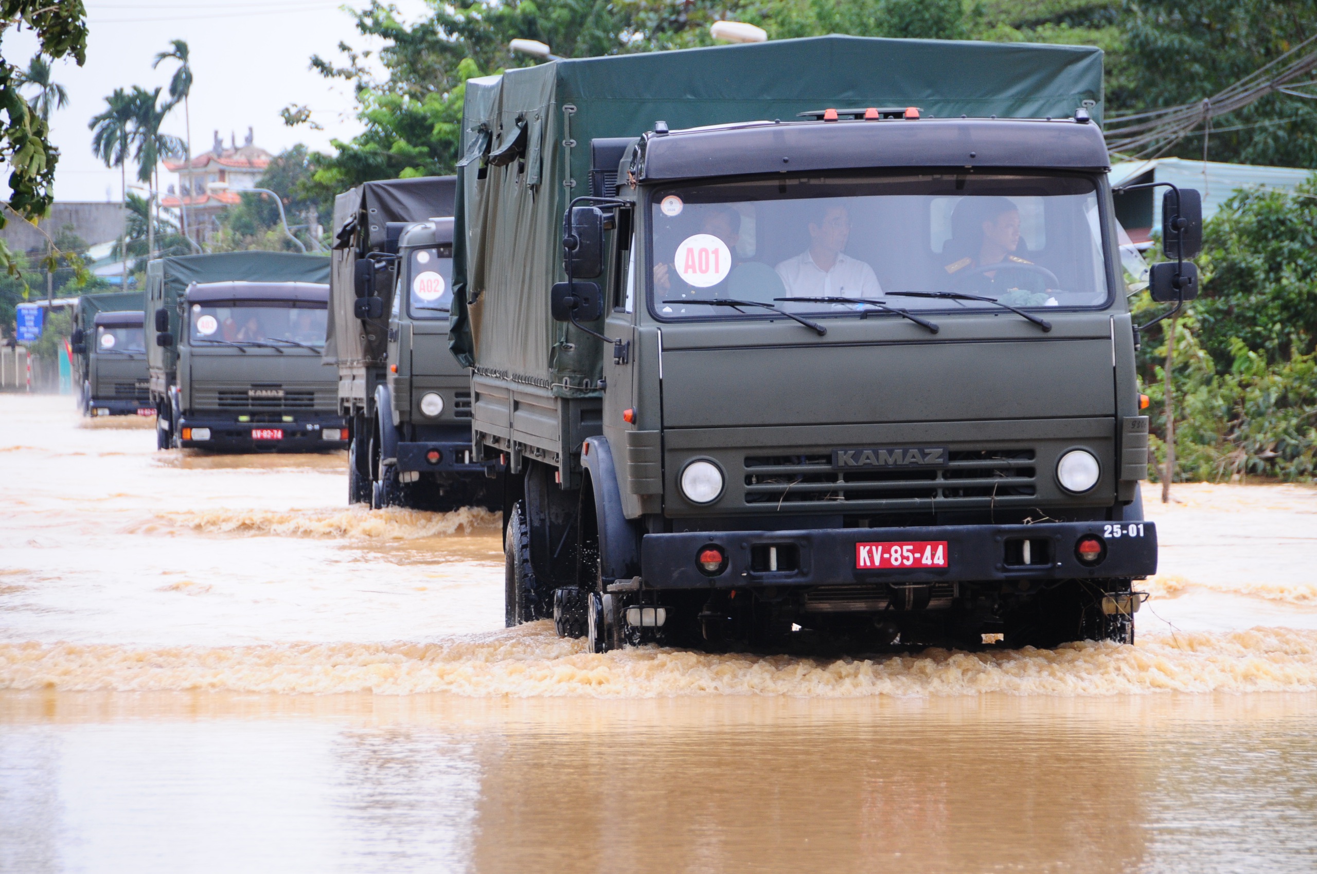 中部地区部队在一个月内两次帮助民众渡过特大洪水