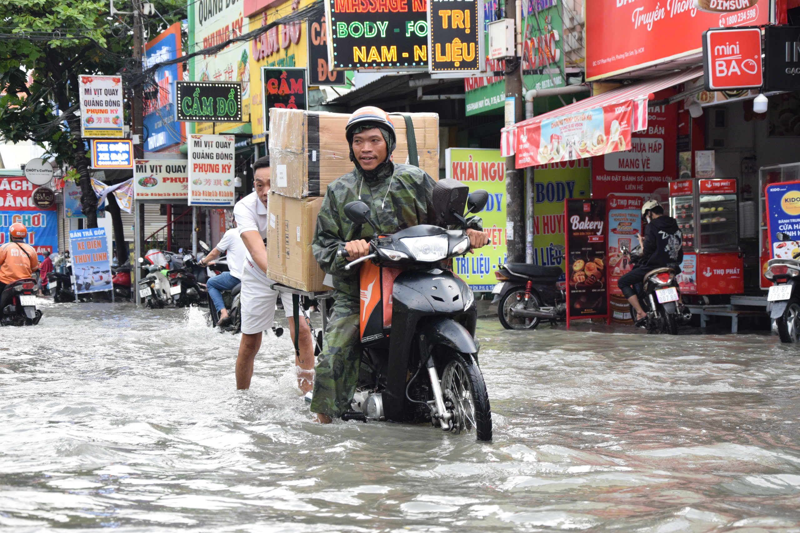 大雨导致胡志明市严重内涝，多辆汽车熄火