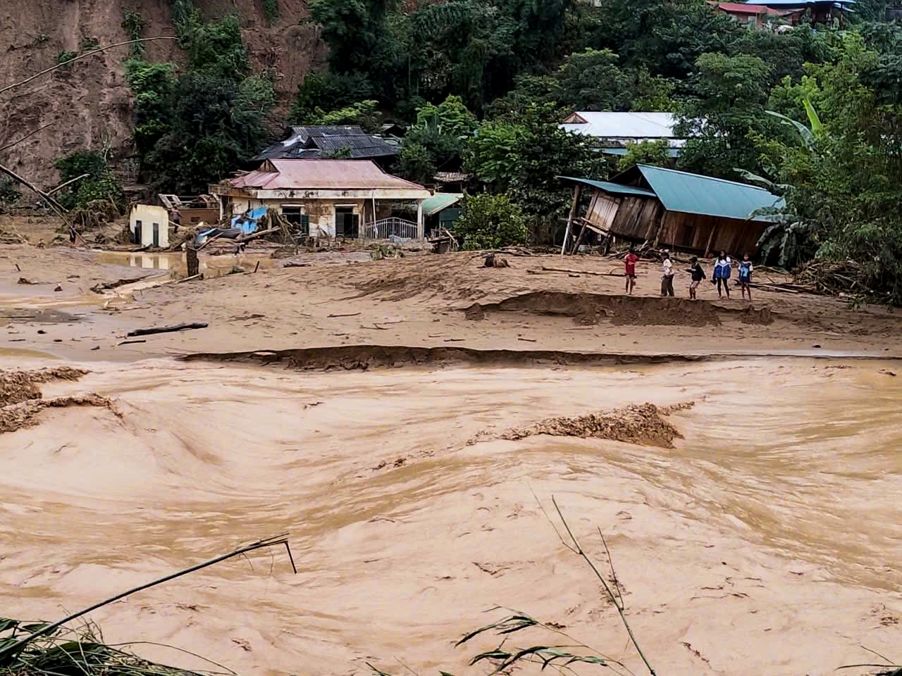 奠边村庄被洪水淹没至屋顶，洪水过后一片狼藉，造成12人死亡和失踪