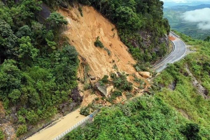 多条南北国道和铁路经过中部地区仍然堵塞