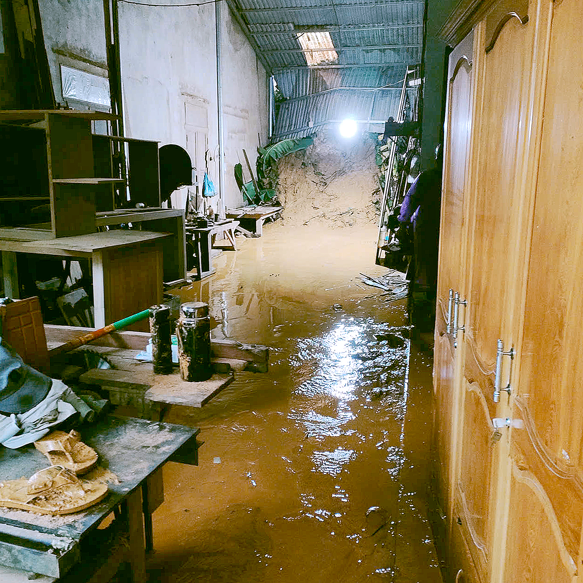 泥浆洪水如瀑布般涌入房屋，警察必须翻墙进入紧急疏散居民