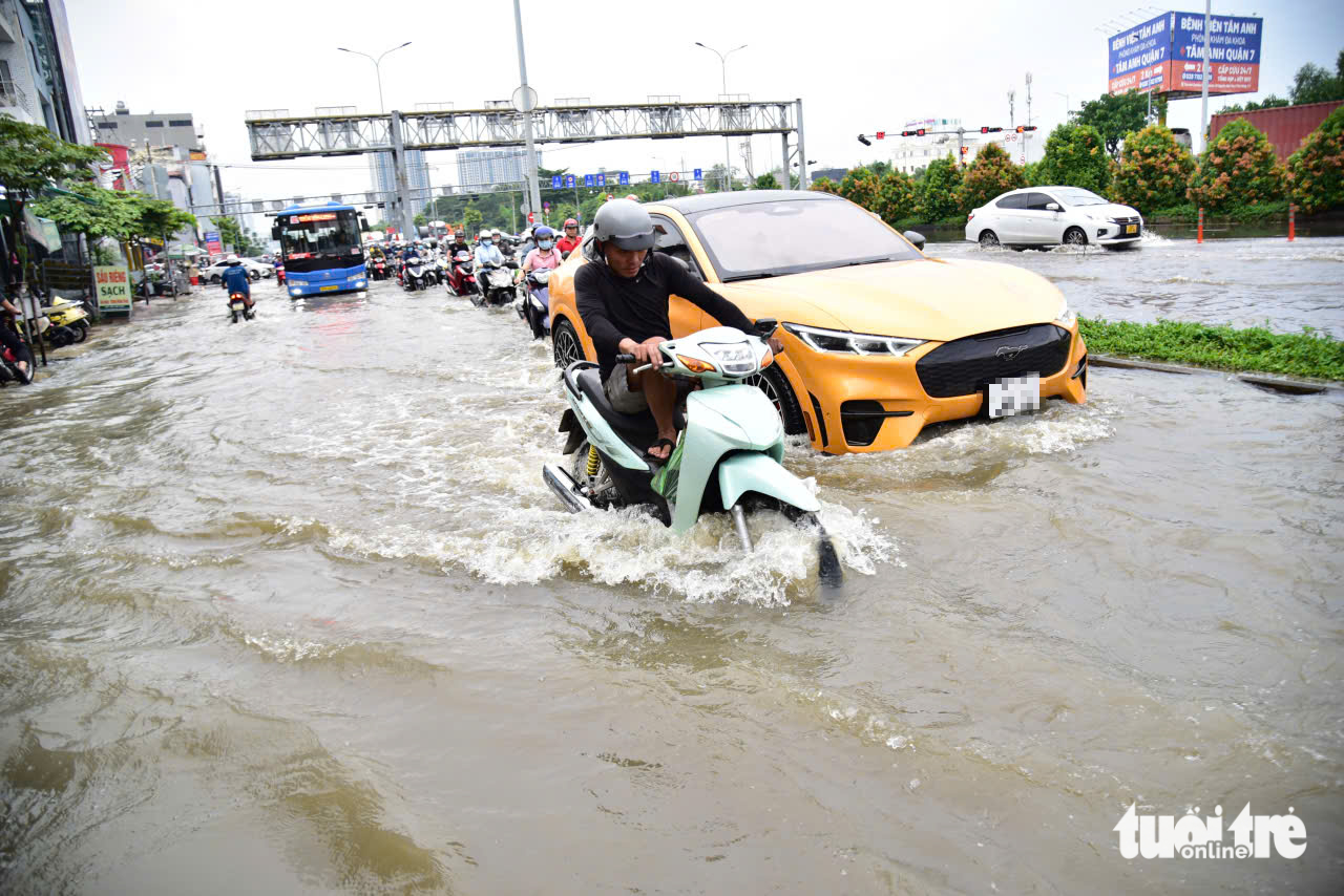 胡志明市多条路段因高潮达到顶峰而局部积水