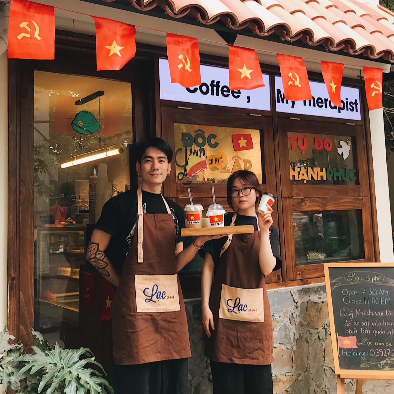河内许多咖啡馆通宵营业，为阅兵服务人员赠送饮品